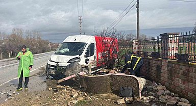 Pınarhisar'da panelvan araç çeşmeye çarptı: 1 yaralı