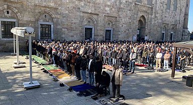 Ramazan'ın ilk Cuma'sı Ulucami doldu taştı