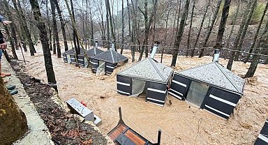 Sağanak Mersin'i vurdu: Dereler taştı, restoran sular altında kaldı