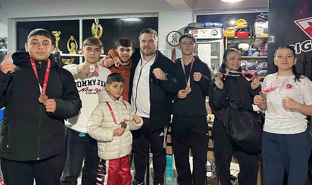 Salihlili kick boksçulardan Manisa'da madalya yağmuru