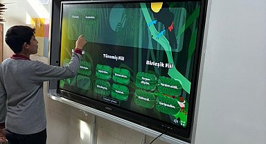 Sarıgöl Kızılçukur Ahmet Şılak Ortaokulu'na yeni akıllı tahtalar kuruldu