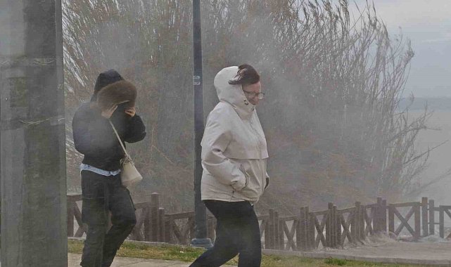 Şelale şiddetli rüzgarla tersine çağladı, denizin rengi kahverengiye büründü
