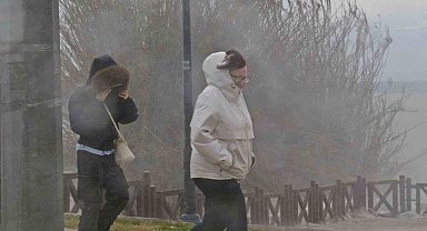 Şelale şiddetli rüzgarla tersine çağladı, denizin rengi kahverengiye büründü