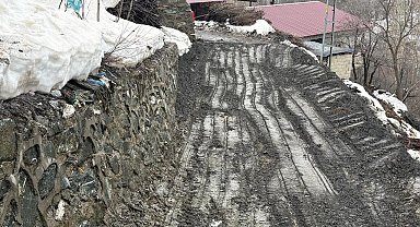 Siirt'te sağanak yağış kayaları yola devirdi, ekipler yolu ulaşıma açtı