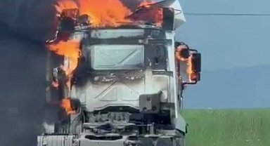 Silopi'de alev alev yanan tır kullanılmaz hale geldi