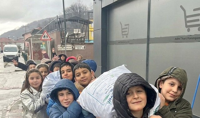 Sinop'ta öğrenciler topladıkları mavi kapakları derneğe gönderdi