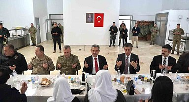 Şırnak protokolü şehit emanetleri ile aynı sofrada