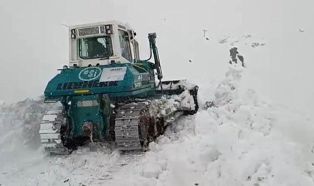 Şırnak'ta karla mücadele çalışmaları aralıksız sürüyor