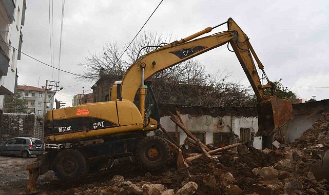 Siverek'te tehlike oluşturan metruk evler bir bir yıkılıyor