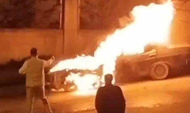 Tuzla'da park halindeki otomobil alev alev yandı