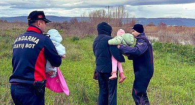 Uluabat Gölü'nde mahsur kalan aileyi jandarma kurtardı