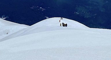 Uludağ'ın zirvesindeki donmuş Türk Bayrağını dağcılar değiştirdi