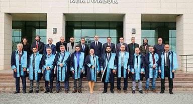 Üniversitede akademik yükselme sevinci