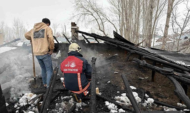 Van'da çatı yangını