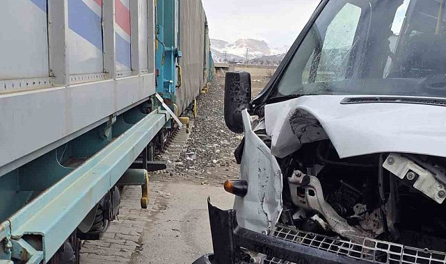 Van'da faciadan dönüldü: Tren ile okul servisi çarpıştı