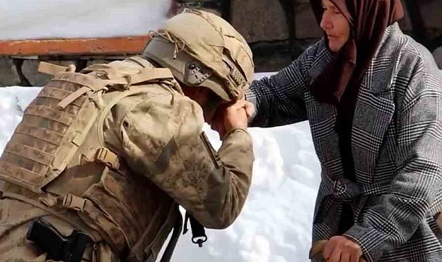 Yaşlı kadın elleriyle ördüğü çorapları iki yıldır Mehmetçiğe gönderiyor