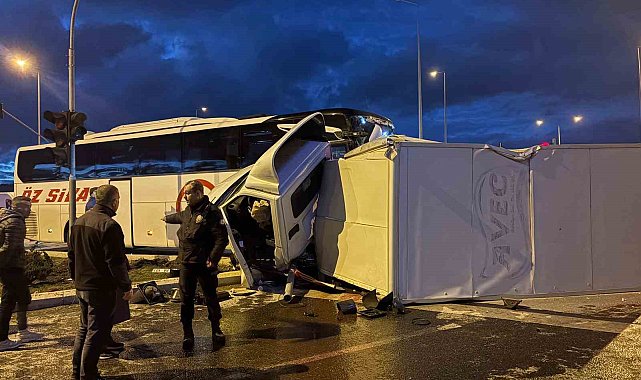 Yolcu otobüsü ile kamyonet çarpıştı: 5 yaralı