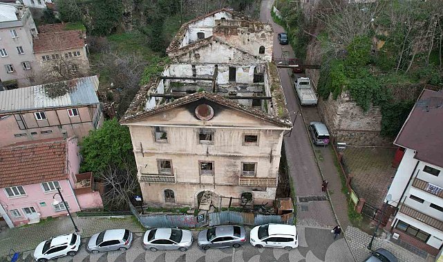 156 yıllık tarihi bina yangında zarar gördü