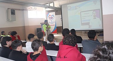 605 öğrenciye güvenli teknoloji kullanımı eğitimi