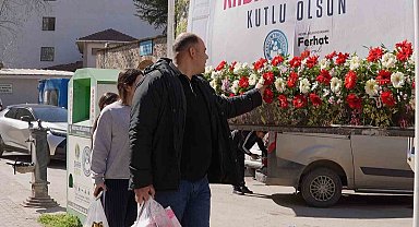 8 Mart'ta Kestel çiçek açtı...Kadınlar için bilboardların altına çiçek bırakıldı