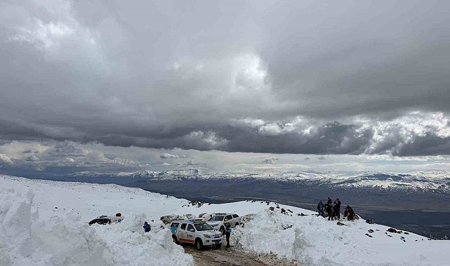 Ağrı Dağı'nda kaybolan dağcı için arama çalışması başlatıldı