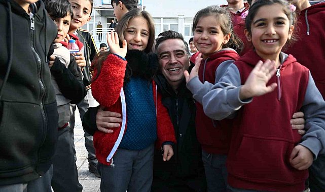 Ağrı Emniyet Müdürü Önder, öğrencilerle buluşarak polislik mesleğini tanıtıyor