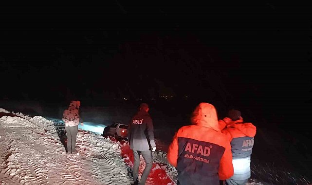 Ağrı'da tipi nedeniyle şarampole kayan araçtaki 2'si çocuk 4 kişi kurtarıldı