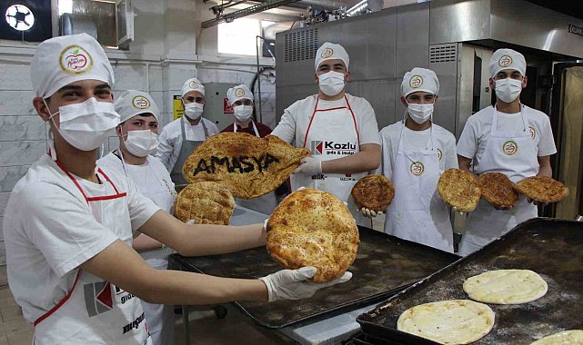 Amasya'da Ramazan pideleri meslek liselilerden