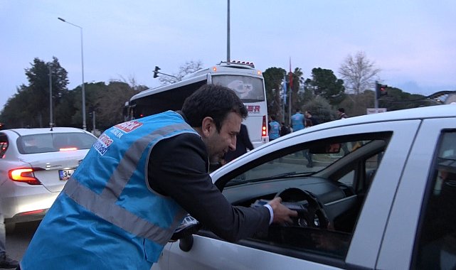 Antalya'da trafikte kalan vatandaşlara "İftara 5 Kala" sürprizi