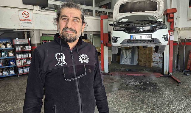 Araç içerisinde sıkışan yavru kediyi tamirhanede çırak sahiplendi