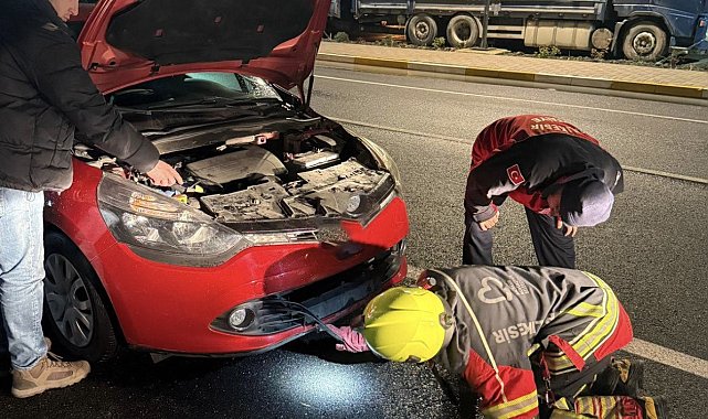 Aracın motoruna giren tilki ekiplerce kurtarıldı