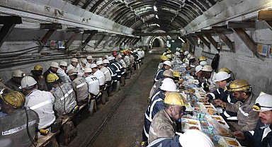 Bakan Bayraktar, madencilerle iftar yaptı