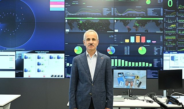 Bakan Uraloğlu: "Türkiye'de haftalık sosyal medya kullanım süresi 25 saat 4 dakikaya çıktı"