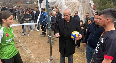 Başkan Arslan, Çamlıbel'de Voleybol Turnuvasına katıldı