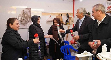 Başkan Hallaç'tan Ramazan Çarşısı'nda kadınlara anlamlı sürpriz