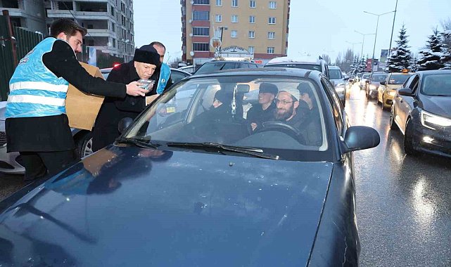 Başkan Sekmen "İftara 5 Kala" iftariyelik dağıttı