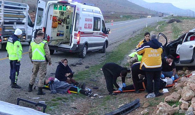 Batman'da direğe çarpıp takla atan araç hurdaya döndü: 5 yaralı