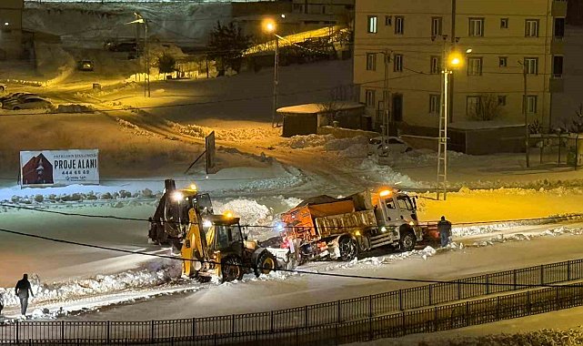 Bayburt'ta kara saplanan tuzlama aracı kepçe ve halat yardımıyla çekildi