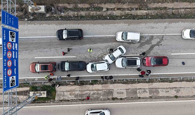 Bayram dönüşü zincirleme kaza: Anne ve iki çocuğu yaralandı