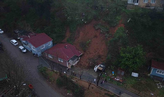 Beykoz'da toprak kayması: Tek katlı ev ve otomobil hasar gördü