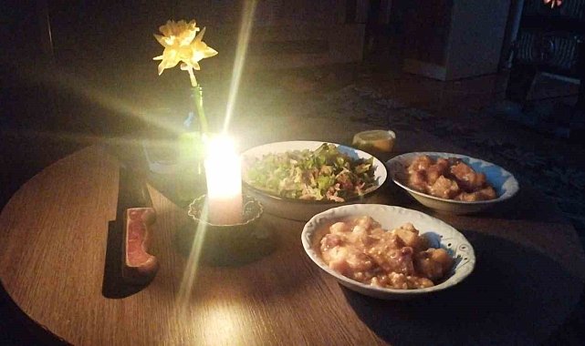 Bilecik'te elektrik kesintisi Ramazan sofralarını kararttı: Köylüler mum ışığında iftar yaptı