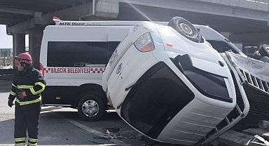 Bilecik'te halk minibüsü ile kırmızı ışık ihlali yapan kamyonet çarpıştı, 8'i hafif 9 yaralı