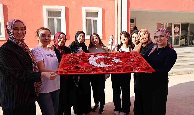 Bilecik'te sıfır atık etkinliğinde atıklarla Türk bayrağı oluşturuldu
