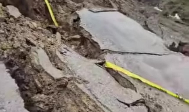 Bitlis'te yağmur sonrası köy yolunda çökme meydana geldi