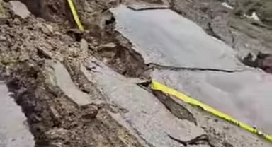 Bitlis'te yağmur sonrası köy yolunda çökme meydana geldi