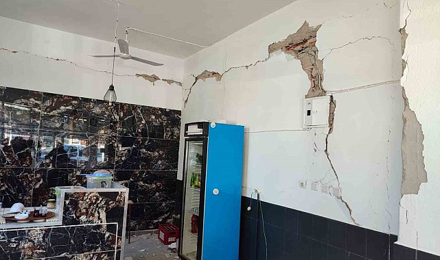 Buldan'da 5.1'lik depremin ardından bazı işletmelerde hasar meydana geldi