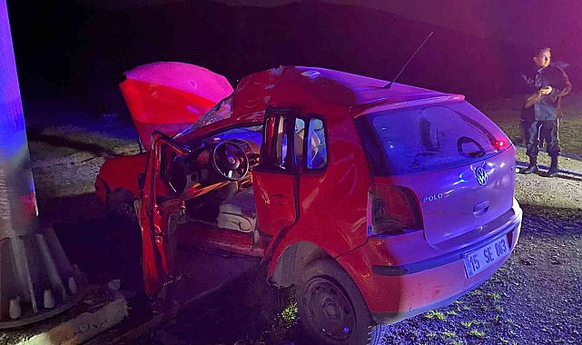 Burdur'da kontrolden çıkan otomobil levhaya çarptı: 1 yaralı