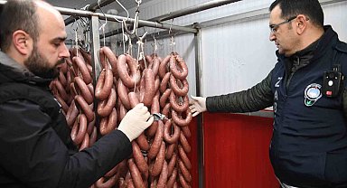 Bursa'da 700 kilo bozuk sucuk piyasaya sürülmeden imha edildi