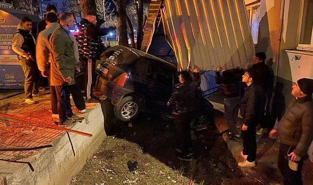 Bursa'da kontrolden çıkan araç apartmanın bahçesine savruldu
