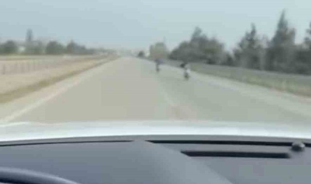 Bursa'da motor üstünde yatarak tehlikeli yolculuk